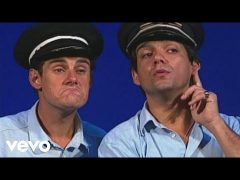 Les Inconnus - Les flics